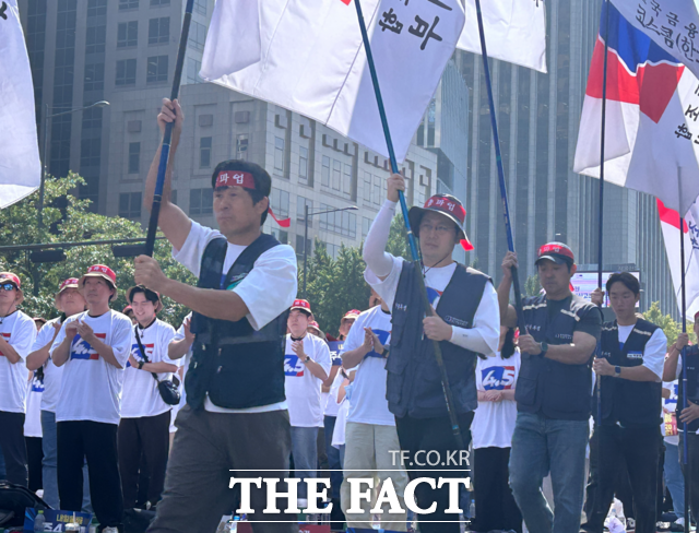금융노조 지부장이 각 지부별 깃발을 들고 총파업에 입장하고 있다. /김정산 기자