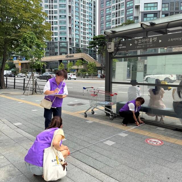 서초구는 서초여성친화서포터즈, 서초구양성평등활동센터와 함께 버스승차대 안전 모니터링에 나섰다. /서초구