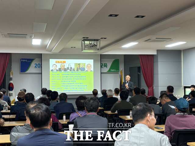 당진시와 당진낙농축산업협동조합은 25일 젖소 농가를 대상으로 축산환경 개선 및 사양 관리 전문교육을 실시했다. /당진시