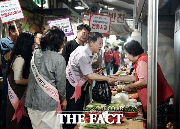 서철모 대전 서구청장은 25일부터 이틀간 도마큰시장과 한민시장을 방문해 물가 점검 및 전통시장 이용 캠페인을 진행했다. 사진은 도마큰시장 방문 모습. /대전 서구