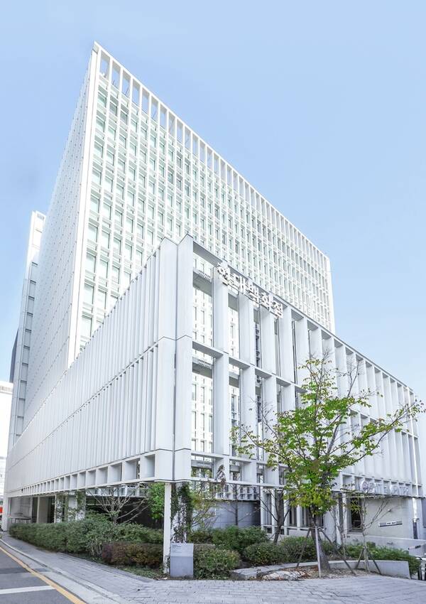 현대백화점이 26일 서울 여의도 한국거래소에서 열린 ‘2025 한국 IR대상 시상식’에서 유가증권시장 기업부문 우수기업에 선정됐다. /현대백화점