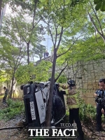  공주 유구아파트 뒷길서 1t 트럭 7m 옹벽 아래로 추락…2명 중상