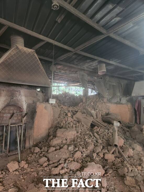 27일 오전 10시 17분쯤 가스 폭발 사고로 3명이 중상을,  25명이 경상을 입는 사고가 발생한 경기 양주시 장흥면의 한 찜질방 내부 모습. /경기북부소방재난본부