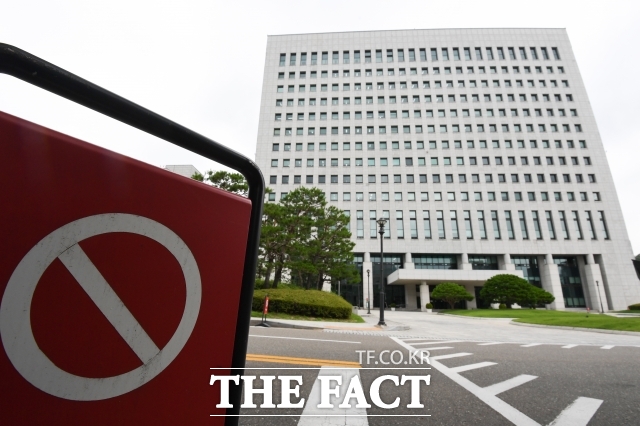 검찰청 폐지를 뼈대로 한 정부조직법 개정안 국회 통과에 반발해 현직 검사가 처음으로 공개 사직 의사를 밝혔다./더팩트 DB