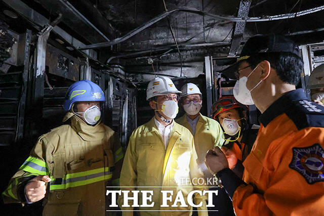 김민석 국무총리(가운데)가 27일 저녁 대전 유성구 국가정보자원관리원 화재 현장을 점검하고 있다. /국무총리실