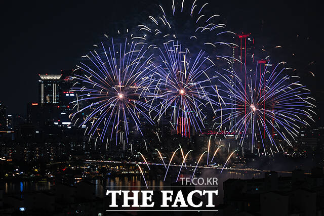 2025 서울세계불꽃축제가 27일 오후 서울 여의도 한강공원에서 열린 가운데 불꽃이 가을 밤하늘을 수놓고 있다. /서예원 기자