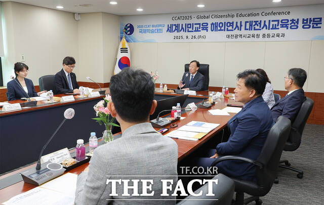 26일 대전시교육청 본관 회의실에서 설동호 교육감 주재 아래 아시아 유수 대학 교수들이 참여해 국제교류 회의가 열리고 있다. /대전교육청