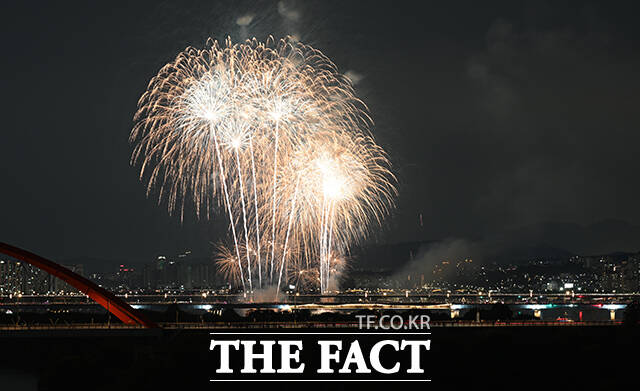 2025 서울세계불꽃축제가 27일 오후 서울 여의도 일대에서 열린 가운데 서울 마포구 마포365구민센터에서 바라본 불꽃이 서울 밤하늘을 수놓고 있다. /박헌우 기자