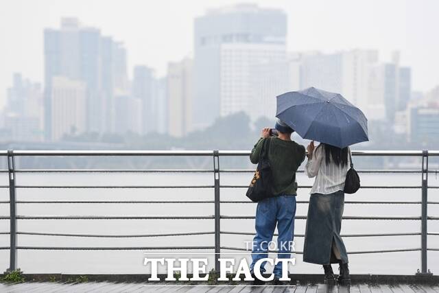 28일 기상청에 따르면 이날 전국이 대체로 흐리고 비가 내리겠다. /장윤석 기자