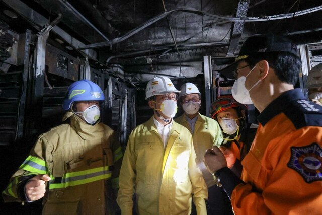 김 총리는 이날 동행한 윤호중 행정안전부 장관에게 복구에 차질이 예상돼 국민들에게 피해를 줄 수 있는 시스템은 최대한 빨리 파악해 투명하게 공개해달라고 당부했다. /국무총리실