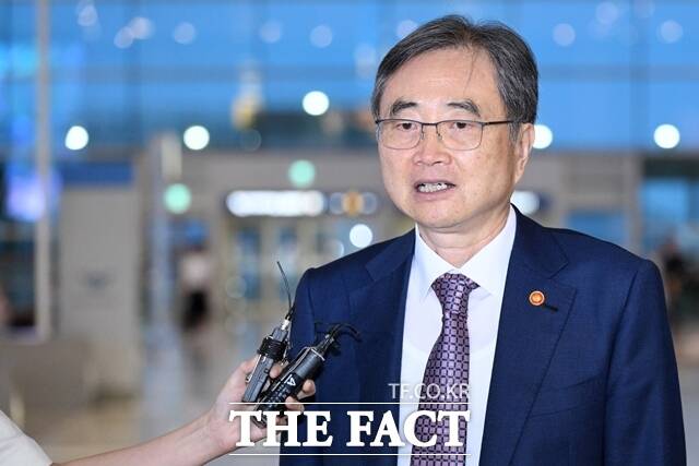 조현 외교부 장관이 AP통신 인터뷰에서 도널드 트럼프 미국 대통령과 김정은 북한 국무위원장이 가까운 시일 내 만난다면 환상적일 것이라고 밝혔다. /남용희 기자