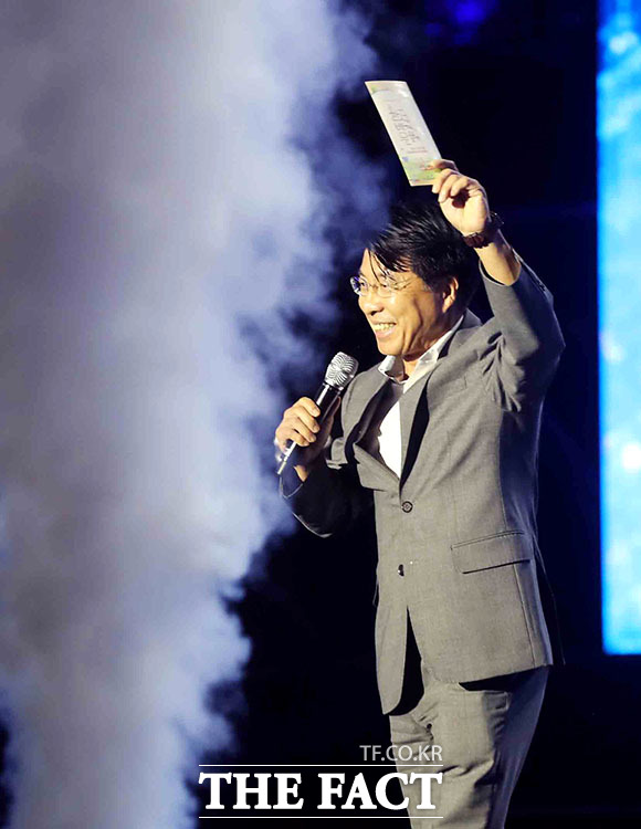 서강석 송파구청장이 26일 올림픽공원 88잔디마당에서 열린 25회 한성백제문화제에서 축제 시작을 알리고 있다. /송파구