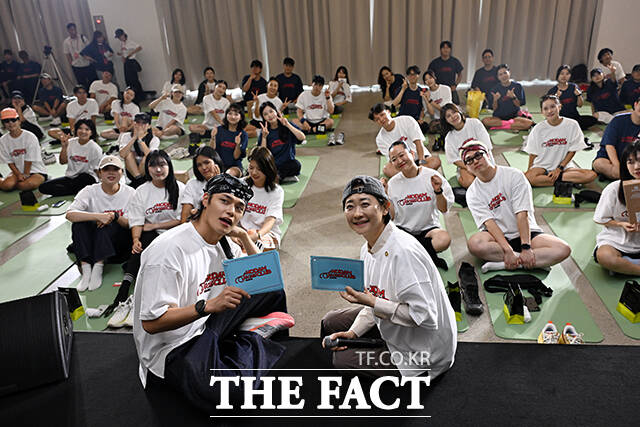 이스란 보건복지부 제1차관(오른쪽)과 모델 겸 방송인 정혁을 비롯한 참가자들이 27일 오후 서울 성동구 앤더슨씨 성수에서 열린 2025 노담캠페인 노담소셜클럽 행사에 참석해 기념 촬영을 하고 있다. /서예원 기자