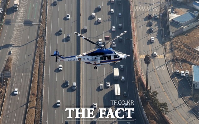 경찰청은 29일부터 10월12일까지 2주간 추석 종합치안대책 기간을 운영한다고 28일 밝혔다. 올해 추석은 개천절과 한글날이 겹쳐 최장 10일간의 연휴가 이어진다. 귀성·귀경길 혼잡과 행락객 증가로 범죄와 사고 발생 위험이 높아질 것으로 예상되는 만큼 철저히 대비할 계획이다./뉴시스