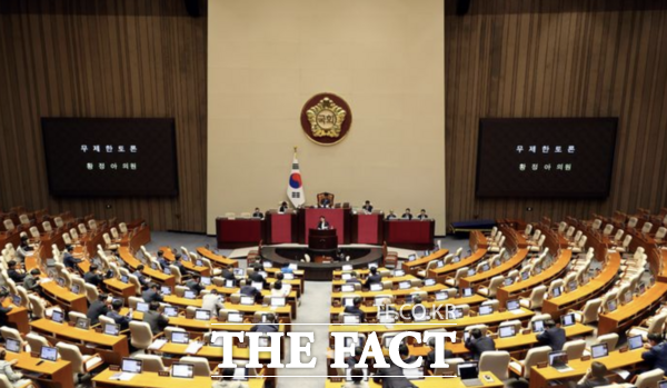 정아 더불어민주당 의원이 27일 오후 서울 여의도 국회에서 열린 본회의에서 방송미디어통신위원회의 설치 및 운영에 관한 법률안(대안)에 대한 찬성 무제한토론을 하고 있다. /뉴시스