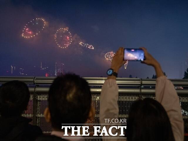 27일 서울 여의도에서 서울세계불꽃축제가 열리는 가운데, 오후 2시 마포대교 남단부터 63빌딩까지 도로가 전면 통제된다. 사진은 지난해 불꽃축제 모습. /더팩트 DB