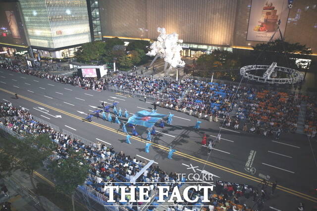 천안흥타령춤축제 2025’의 거리퍼레이드가 26일 방죽안오거리~신세계백화점 천안아산점 일대 550m 구간 9차선 도로에서 펼쳐졌다. /천안시