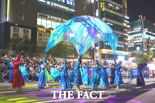 천안흥타령춤축제 2025 거리퍼레이드에서 외국인 참가자들이 열정적인 댄스 퍼포먼스를 선보이고 있다. /천안시