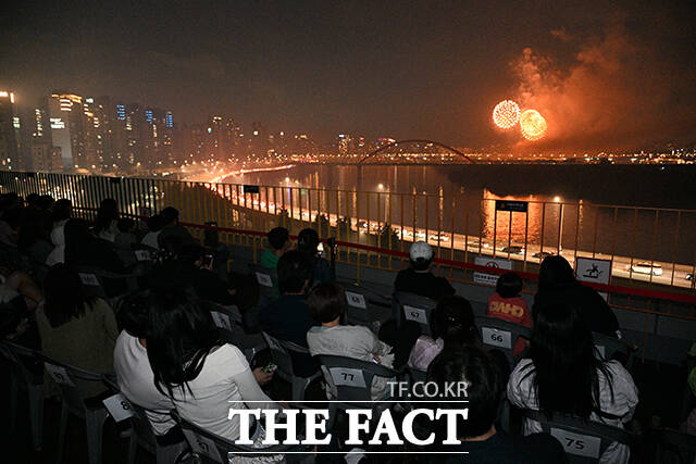2025 서울세계불꽃축제가 27일 오후 서울 여의도 일대에서 열린 가운데 서울 마포구 마포365구민센터에서 초청된 구민들이 불꽃축제를 감상하고 있다. /박헌우 기자