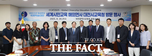 26일 대전시교육청 본관 회의실에서 국제교류 회의를 개최하기 전 설동호 교육감을 비롯한 관계자들이 함께 기념촬영을 하고 있다. /대전교육청