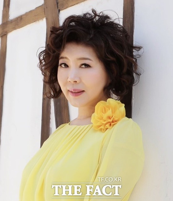 전미경이 오랜만에 신곡 대나무를 발표하고 본격 활동에 나선다. 전미경은 故 백영호 작곡가의 예술혼, 손자와 제자, 그리고 故 윤정란의 예술적 혈통을 노래로 잇는다. /더팩트 DB