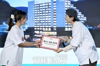  '노담소셜클럽' 경품 전달하는 이스란 복지부 차관 [포토]