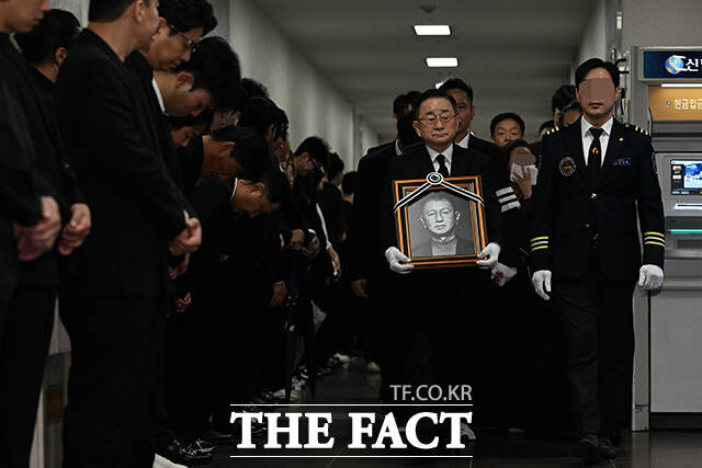 고(故) 전유성의 노제가 28일 오전 서울 영등포구 여의도 KBS 개그콘서트 녹화 세트장에서 열린 가운데 고인의 영정이 운구되고 있다. /서예원 기자