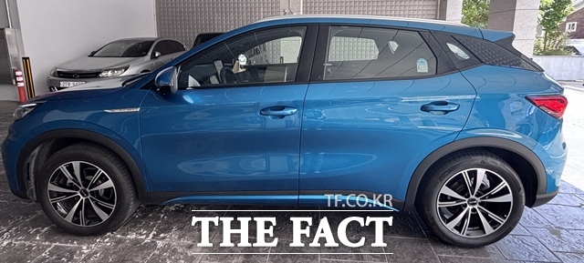 아토3 측면부. 블랙 휠아치와 단정한 캐릭터 라인이 소형 SUV다운 비율을 강조한다. /황지향 기자