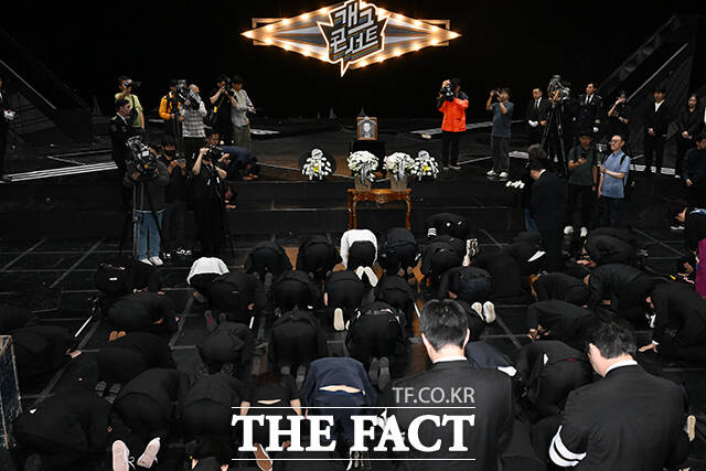 영정 향해 큰절하는 코미디언 후배들.