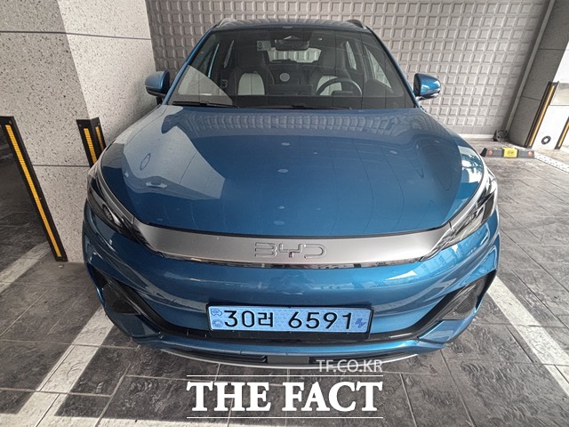 BYD 로고가 새겨진 전면. 전기차 특유의 그릴리스 디자인이 적용됐다. /황지향 기자