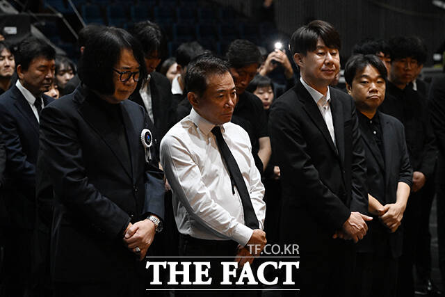 최양락과 이봉원, 남희석, 정종철(왼쪽부터)등이 슬픔에 잠겨 있다.