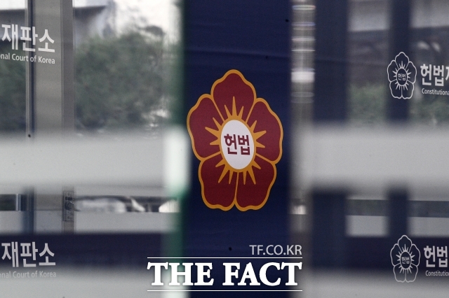 법원이 스토킹 행위 중단을 서면으로 경고하더라도 무죄 추정의 원칙에 어긋나지 않는다는 헌법재판소 판단이 나왔다./더팩트 DB