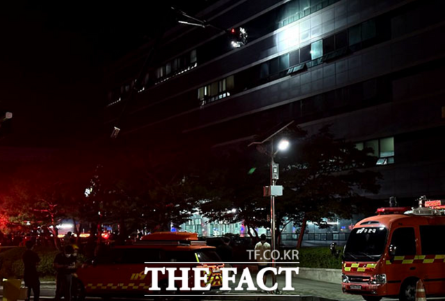 대전경찰청은 28일 대전 유성구 국가정보자원관리원에서 소방당국, 국립과학수사연구원과 합동 감식을 시작했다. 사진은 지난 26일 소방당국이 국가정보자원관리원 화재를 진압하는 모습. /대전=박헌우 기자