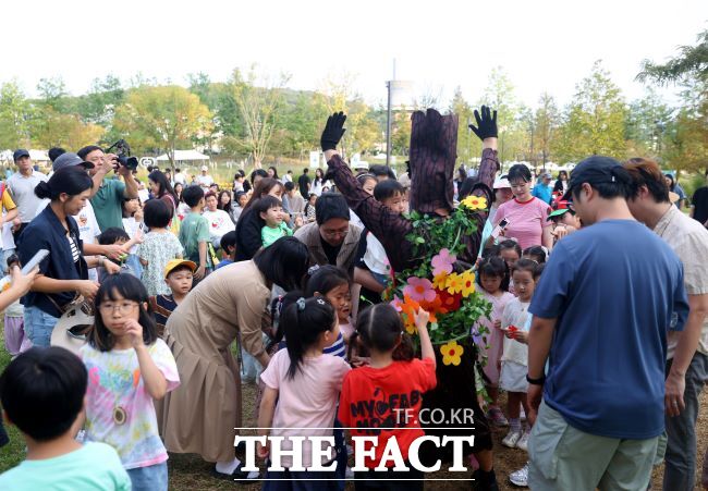 제2회 정원문화축제를 즐기는 시민들 모습 /광명시