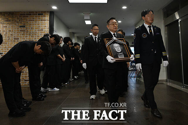 웃음 남기고 떠나는 전유성.