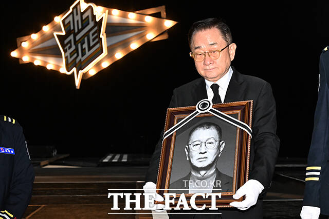 고(故) 전유성이 마지막 무대에서 내려오고 있다.