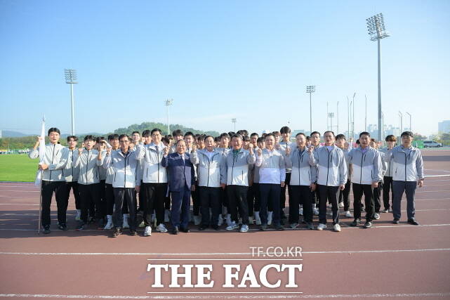 27일 제106회 전국체육대회에 출전하는 세종시 선수단이 결단식을 갖고 화이팅을 외치고 있다. /세종시