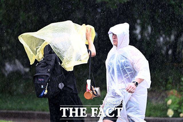 전국이 대체로 흐리고 비가 내리는 28일 오전 서울 영등포구 일대의 시민들이 우비를 뒤집어 쓰고 발걸음을 옮기고 있다. /서예원 기자