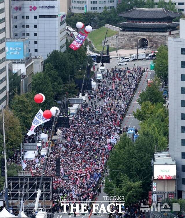 국민의힘은 28일 서울 중구 대한문과 숭례문 일대에서 대회를 연 가운데 장 대표와 송언석 원내대표 등 당 지도부와 당원, 당 지지자 등이 대거 참석해 이 정부와 여당에 대해 총공세를 펼쳤다. /뉴시스