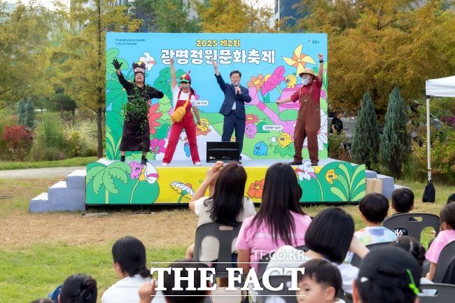 박승원 광명시장이 제2회 광명시 정원문화축제에서 인사말을 하고 있다./광명시