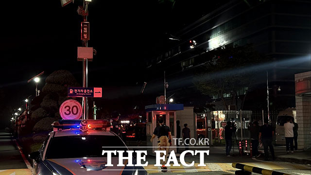 대전 국가정보자원관리원(국정자원) 전산실 화재로 업무에 차질이 생긴 우정산업본부가 서비스 정상화를 위한 점검을 시작했다. 사진은 지난 26일 밤 대전 국가정보자원관리원 내 무정전·전원 장치(UPS)실에서 화재가 발생해 70개 정부 서비스가 마비된 가운데 소방당국이 화재를 진압하고 있는 모습. /대전=박헌우 기자