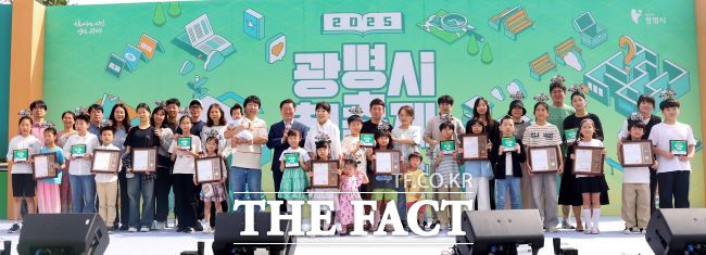 박승원 광명시장이 책축제에서 광명시 책 읽는 가족들과 기념사진을 촬영하고 있다./광명시