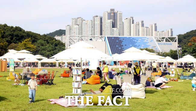 광명시 책축제를 즐기는 시민들 모습 /광명시