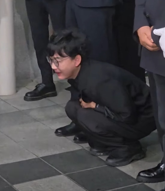 한국방송코미디언협회는 28일 오전 서울아산병원 장례식장에서 발인 영결식을 진행했다. 유족과 동료 후배들이 슬퍼하는 가운데 팽현숙이 바닥에 주저앉아 오열하고 있다. /김용TV