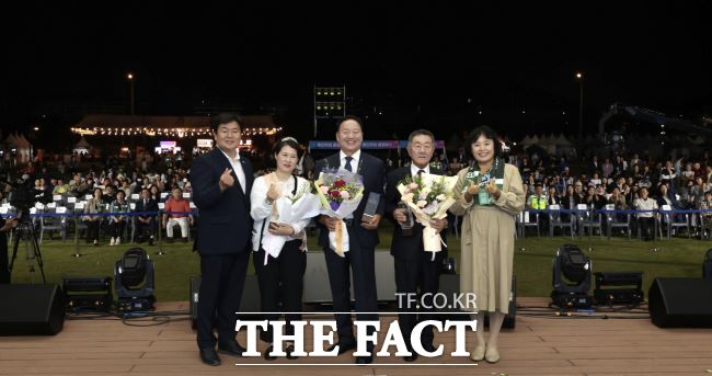 (왼쪽부터) 임병택 시흥시장과 시민대상 수상자 박희량·이재방·박덕인 씨, 오인열 시흥시의장이 시민대상을 시상하고 기념촬영을 하고 있다./시흥시