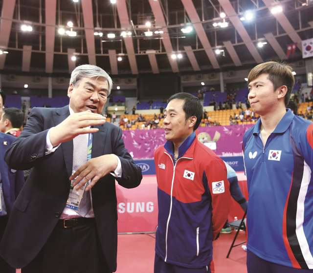 2014년 제17회 인천아시안게임 탁구 경기장을 찾은 故 조양호 한진그룹 선대회장(왼쪽)이 당시 남자 탁구대표팀 유남규 감독, 유승민 코치와 함께 이야기를 나누는 모습. /한진그룹