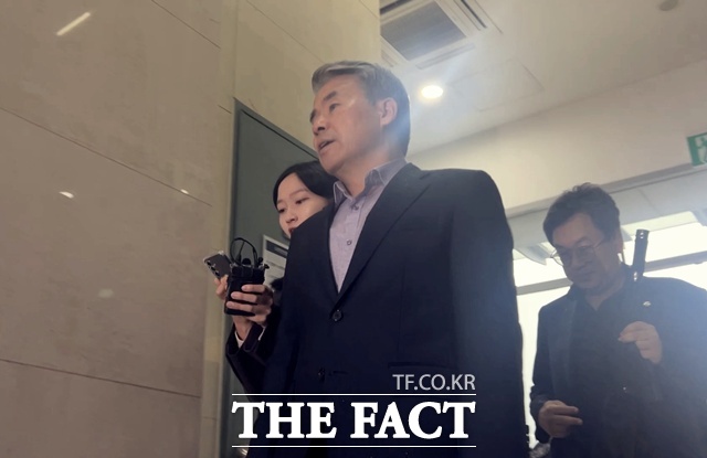 이종섭 전 국방부 장관이 28일 오전 서울 서초구 채상병특검 사무실에 4차 피의자조사를 받기 위해 출석하고 있다. /김해인 기자