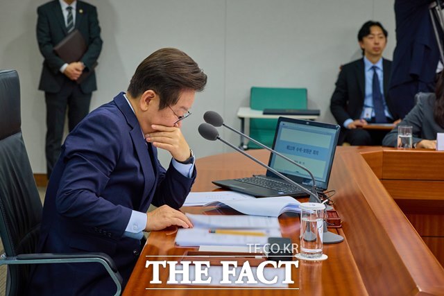 이재명 대통령은 28일 국가정보자원관리원(국정자원) 화재와 관련해 신속한 복구 및 가동에 모든 역량을 집중할 것을 주문했다. 이 대통령이 18일 오후 용산 대통령실에서 주재한 제11차 수석보좌관회의에서 회의 자료를 살펴보고 있다. /대통령실