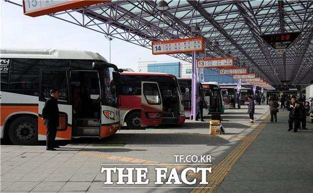 인천시는 오는 10월 2일부터 12일까지 11일간 고속·시외버스(사진)·연안여객·지하철 운행을 확대하는 등 추석 연휴 특별교통 대책을 시행한다. /인천시