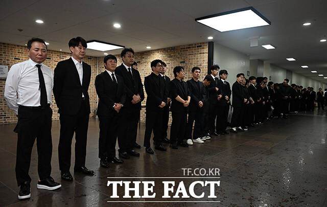 개그맨 이봉원과 남희석, 조세호 등이 고(故) 전유성의 노제를 기다리고 있다.